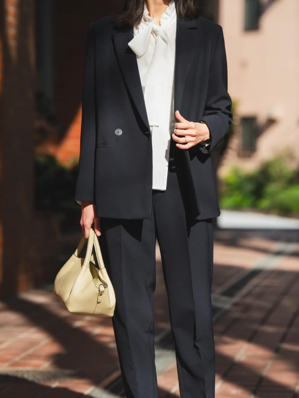 ホワイト系のシャツ/ブラウス、ブルー系のトレンチコート、ブルー系のテーラードジャケットを着用したレディースの冬コーディネートの3枚目の写真