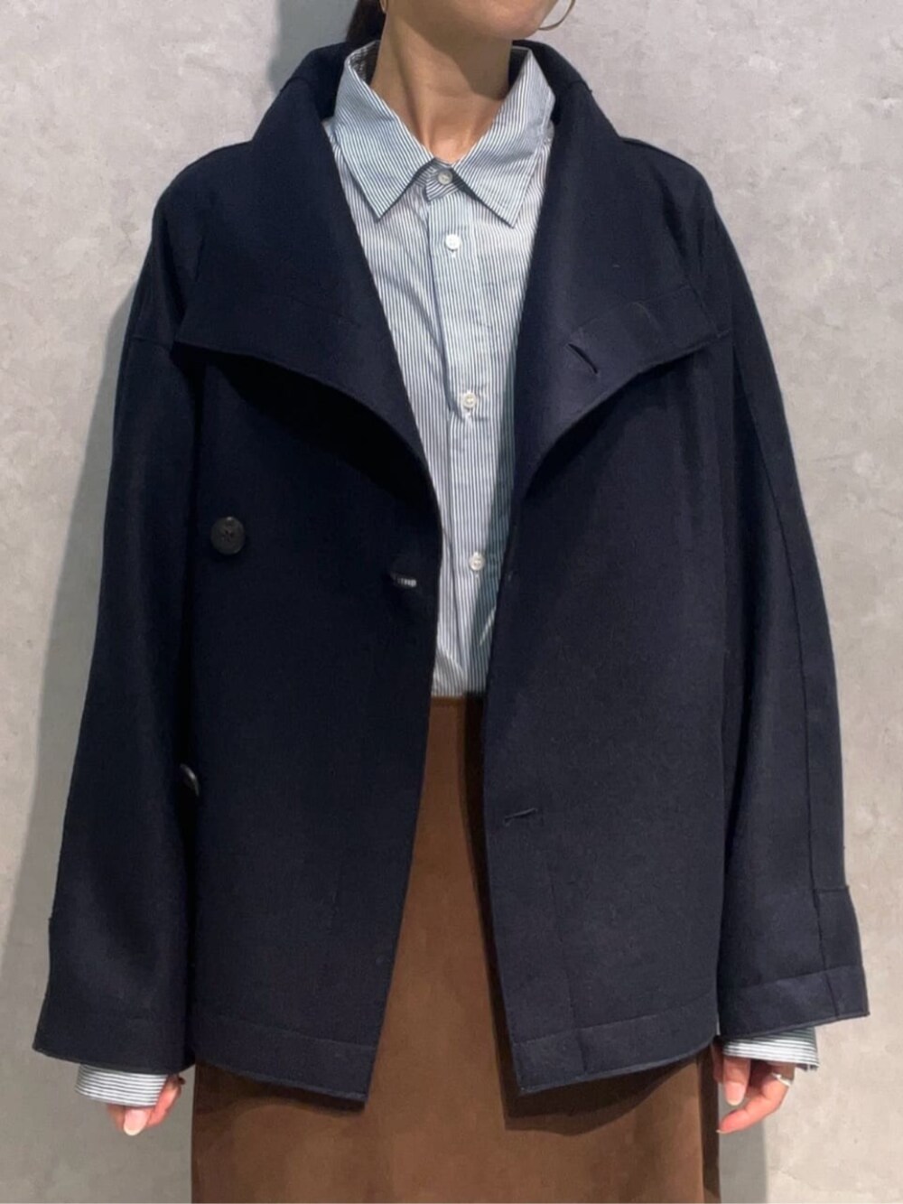 ブラック系のブーツ、ブルー系のその他アウター、ブルー系のシャツ/ブラウスを着用したレディースの秋コーディネートの2枚目の写真