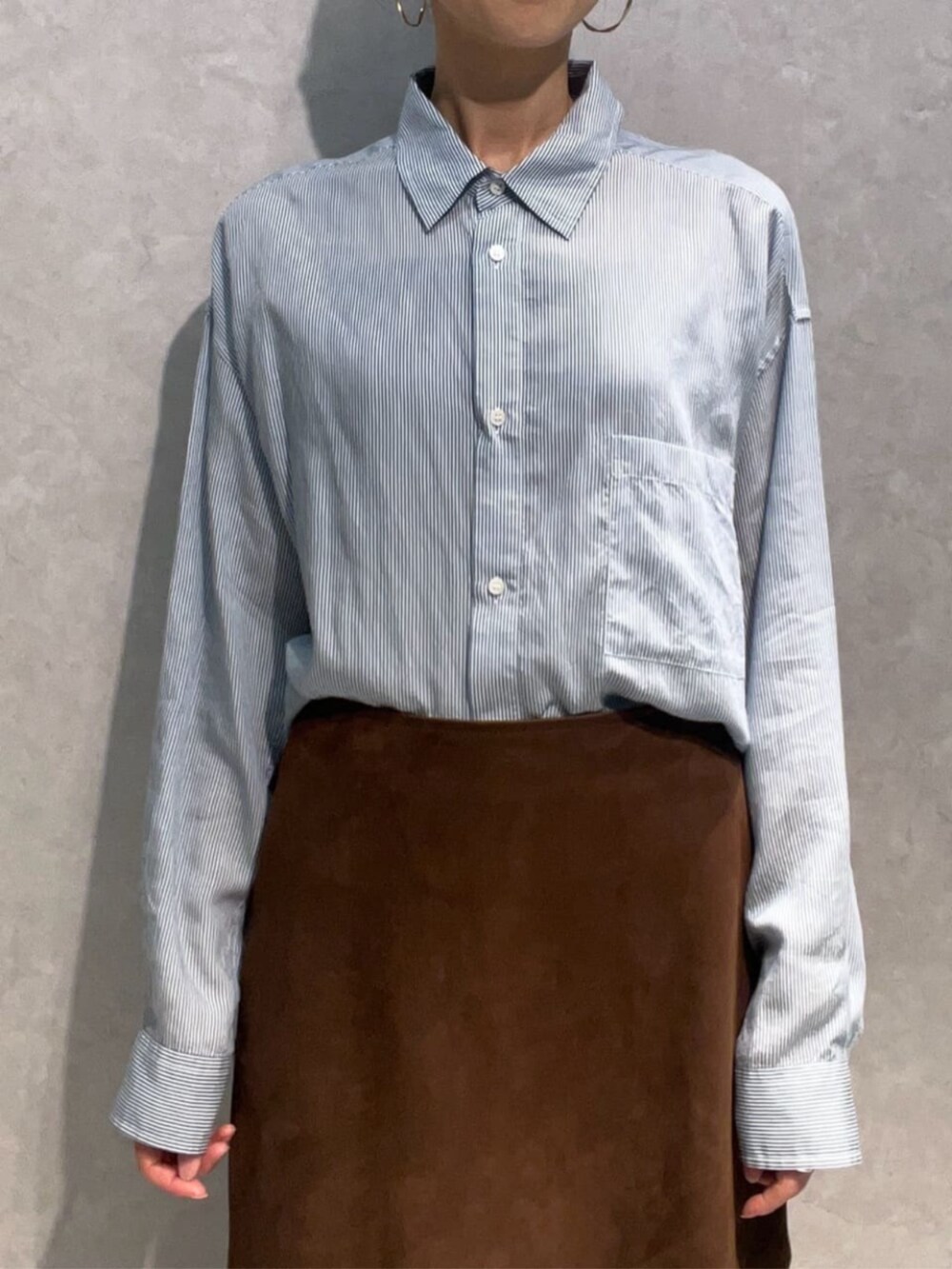 ブラック系のブーツ、ブルー系のその他アウター、ブルー系のシャツ/ブラウスを着用したレディースの秋コーディネートの4枚目の写真