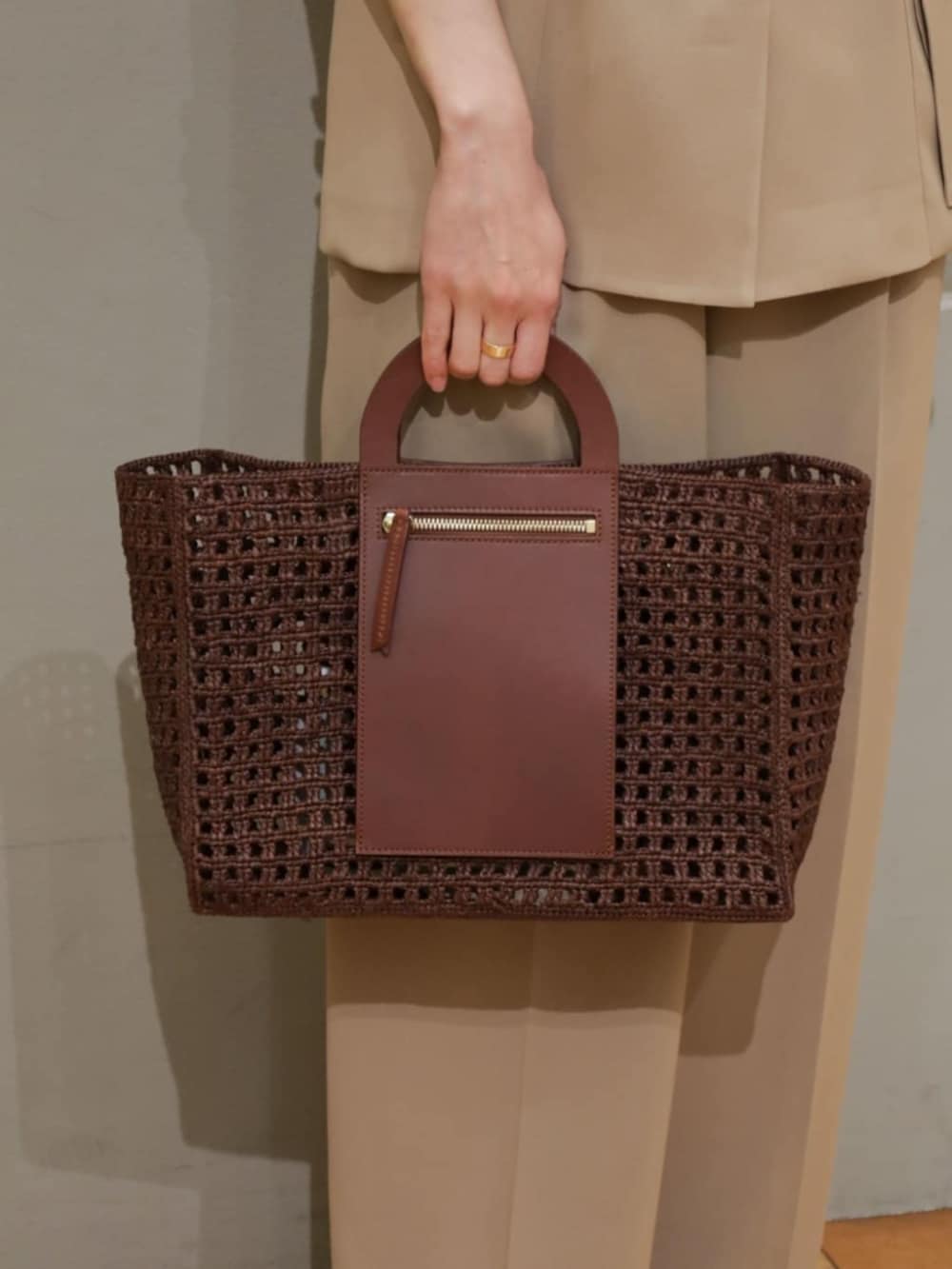 ベージュ系のベスト、ベージュ系のその他パンツ、ブラウン系のニット/セーターを着用したレディースの夏コーディネートの6枚目の写真