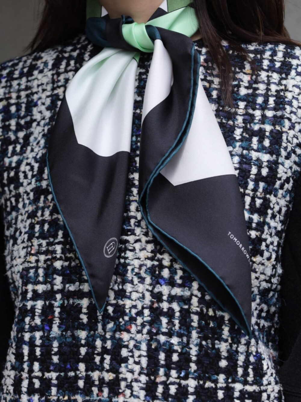 ブラック系のその他トップス、ブラック系のブーツ、ホワイト系のハンドバッグを着用したレディースの秋コーディネートの4枚目の写真