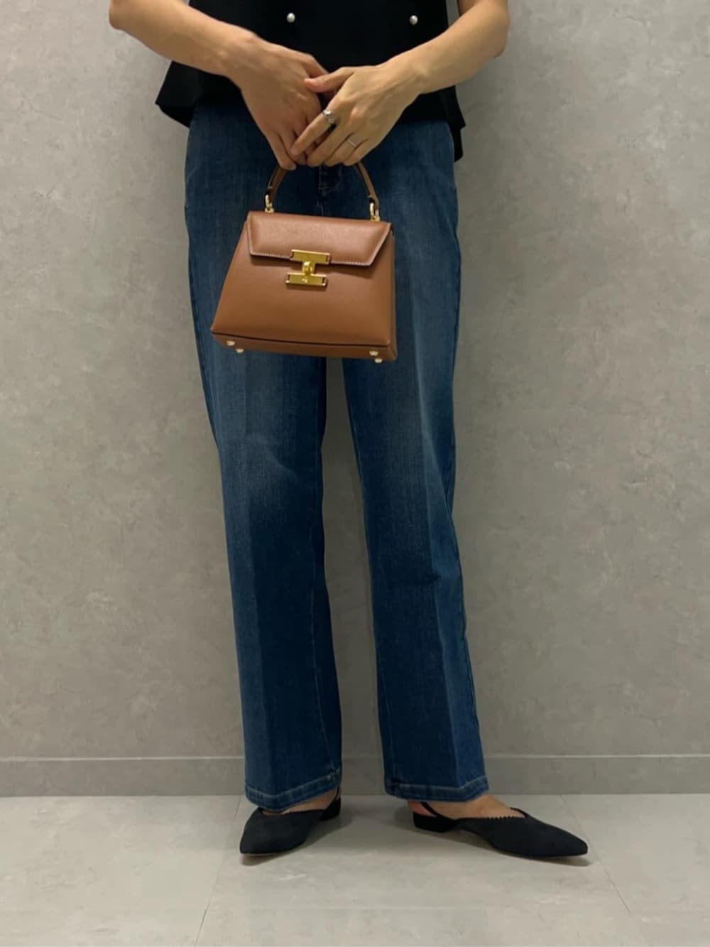 ブルー系のパンプス、ブラック系のブルゾン、ブラック系のニット/セーターを着用したレディースの秋コーディネートの4枚目の写真