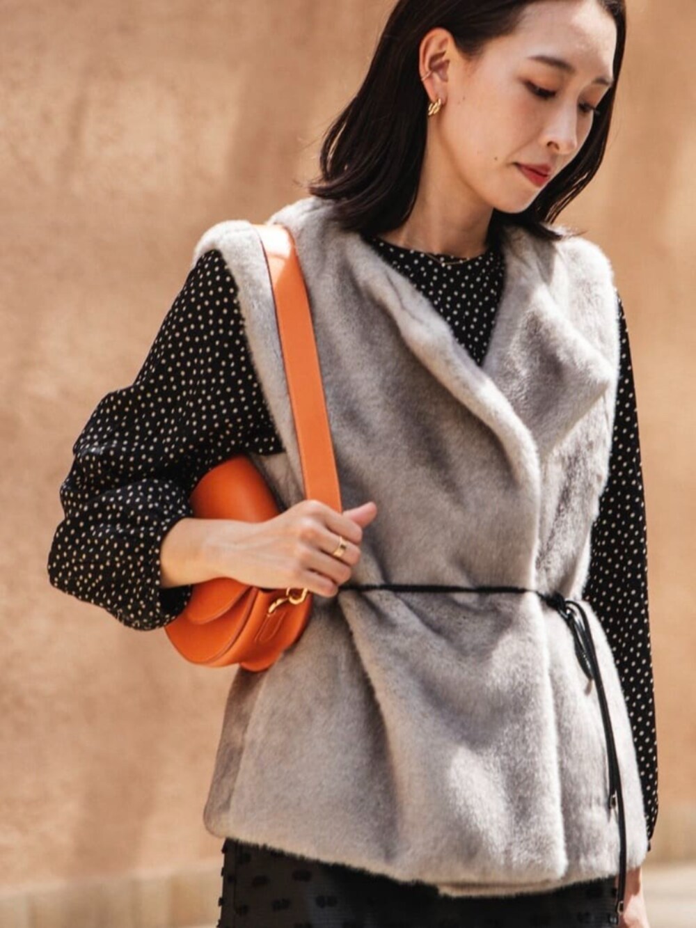 グレー系のベスト、ブラック系のシャツ/ブラウス、ブラック系のスカートを着用したレディースの秋コーディネートの2枚目の写真