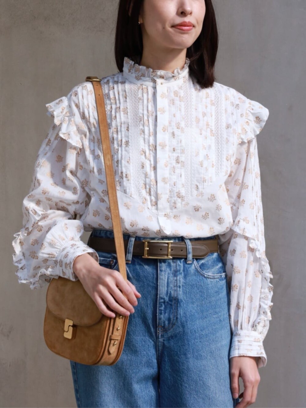 ホワイト系のシャツ/ブラウス、イエロー系のショルダーバッグ、グリーン系のベルトを着用したレディースの冬コーディネートの2枚目の写真