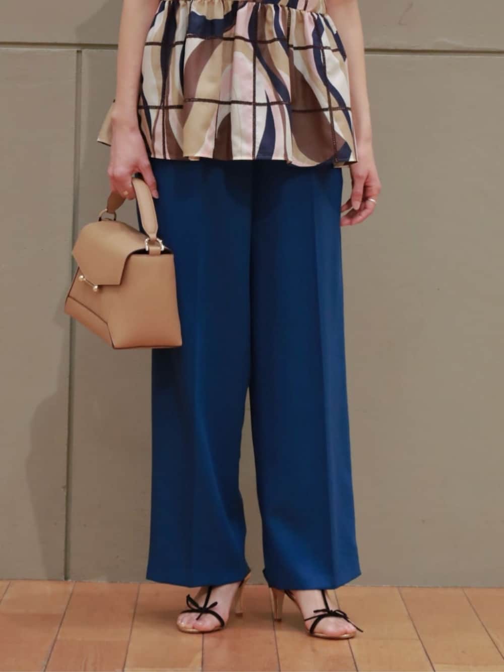 ベージュ系のシャツ/ブラウス、ブルー系のその他パンツを着用したレディースの春コーディネートの3枚目の写真