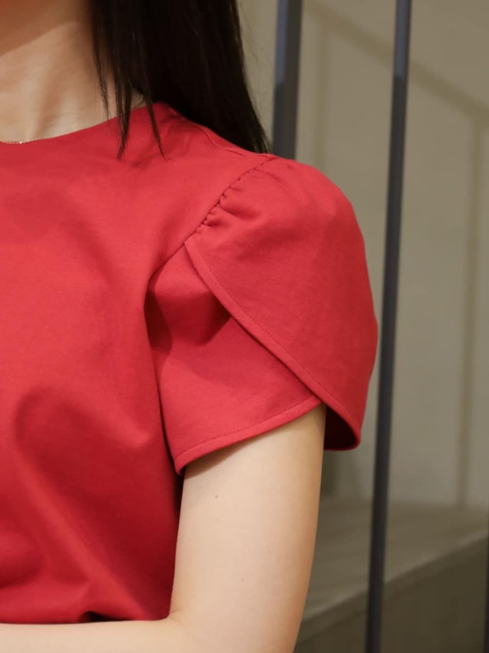 レッド系のTシャツ/カットソー、ブルー系のデニムパンツ、ブラック系のかごバッグを着用したレディースの春コーディネートの3枚目の写真