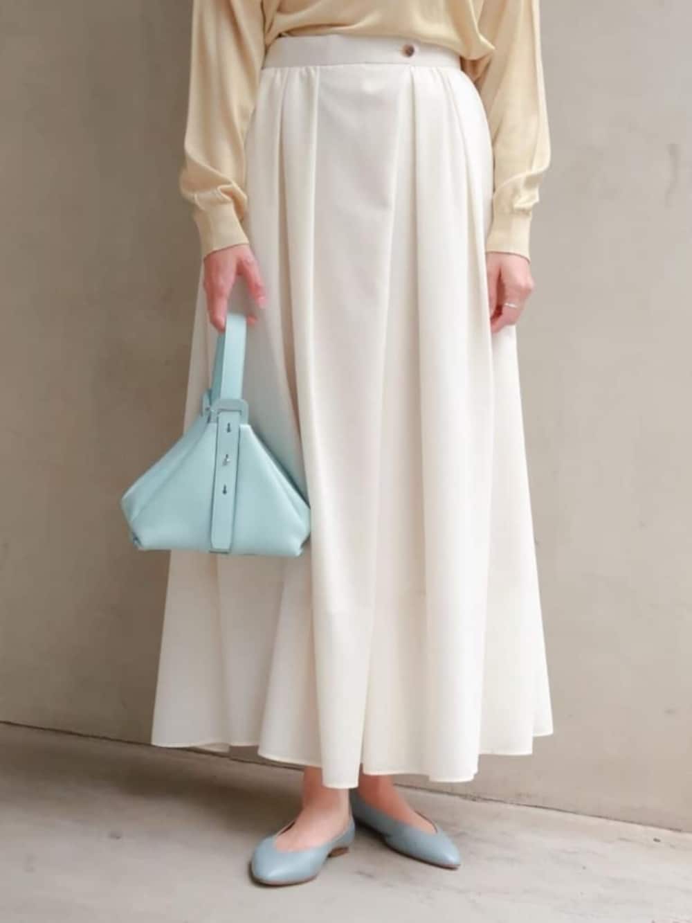 ベージュ系のブルゾン、ベージュ系のニット/セーター、パープル系のネックレスを着用したレディースの冬コーディネートの4枚目の写真