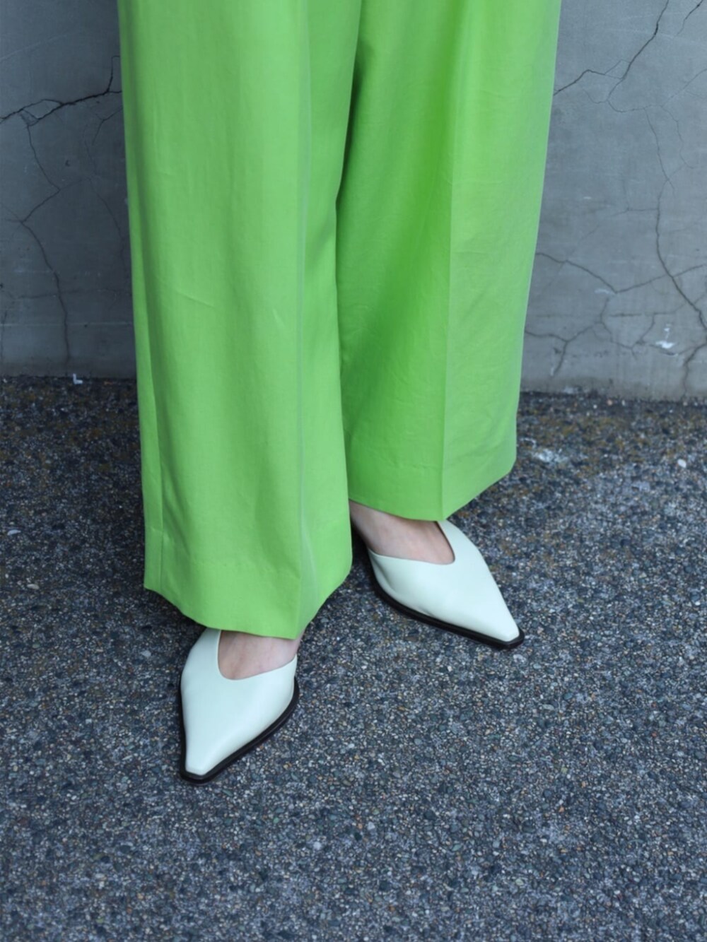 ベージュ系のショルダーバッグ、ブルー系のテーラードジャケット、ホワイト系のテーラードジャケットを着用したレディースの春コーディネートの5枚目の写真