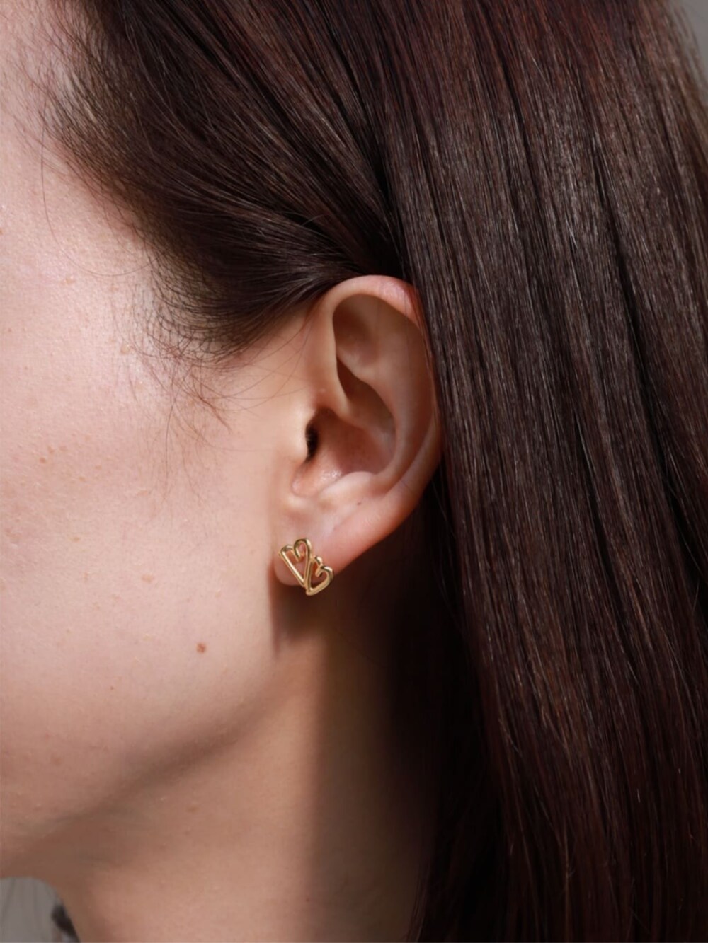 ホワイト系のシャツ/ブラウス、イエロー系のショルダーバッグ、グリーン系のベルトを着用したレディースの冬コーディネートの4枚目の写真