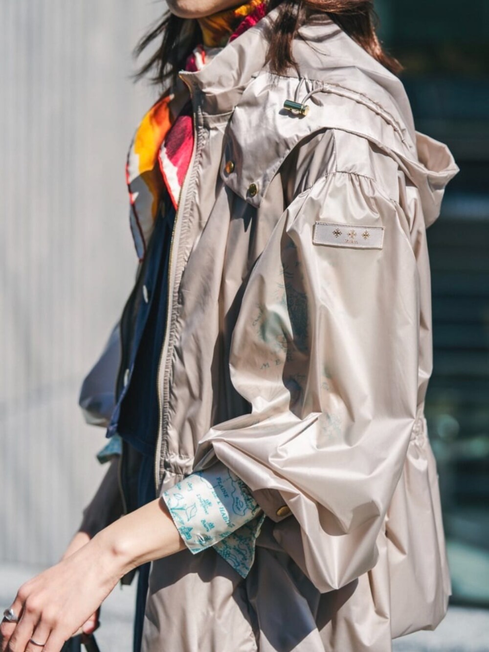 ベージュ系のその他アウター、ブルー系のベスト、ブルー系のデニムスカートを着用したレディースの春コーディネートの2枚目の写真