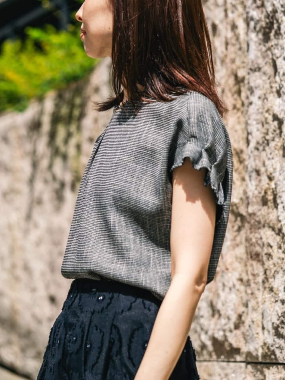 「TOMORROWLAND、トゥモローランド、ballsey、Atelier TOMORROWLAND、NEBULONIE、ELIOU、hirotaka、ブラウス、ジャカードスカート、シアースカート、コクーンスカート、グリーン」|「BALLSEYの【WEB先行予約】ポリエステルレーヨンカラミ タックスリーブブラウス(シャツ/ブラウス、グレー系)」を使った、Ishii_TOMORROWLANDさん(レディース・163cm)の春コーディネートの2枚目の写真