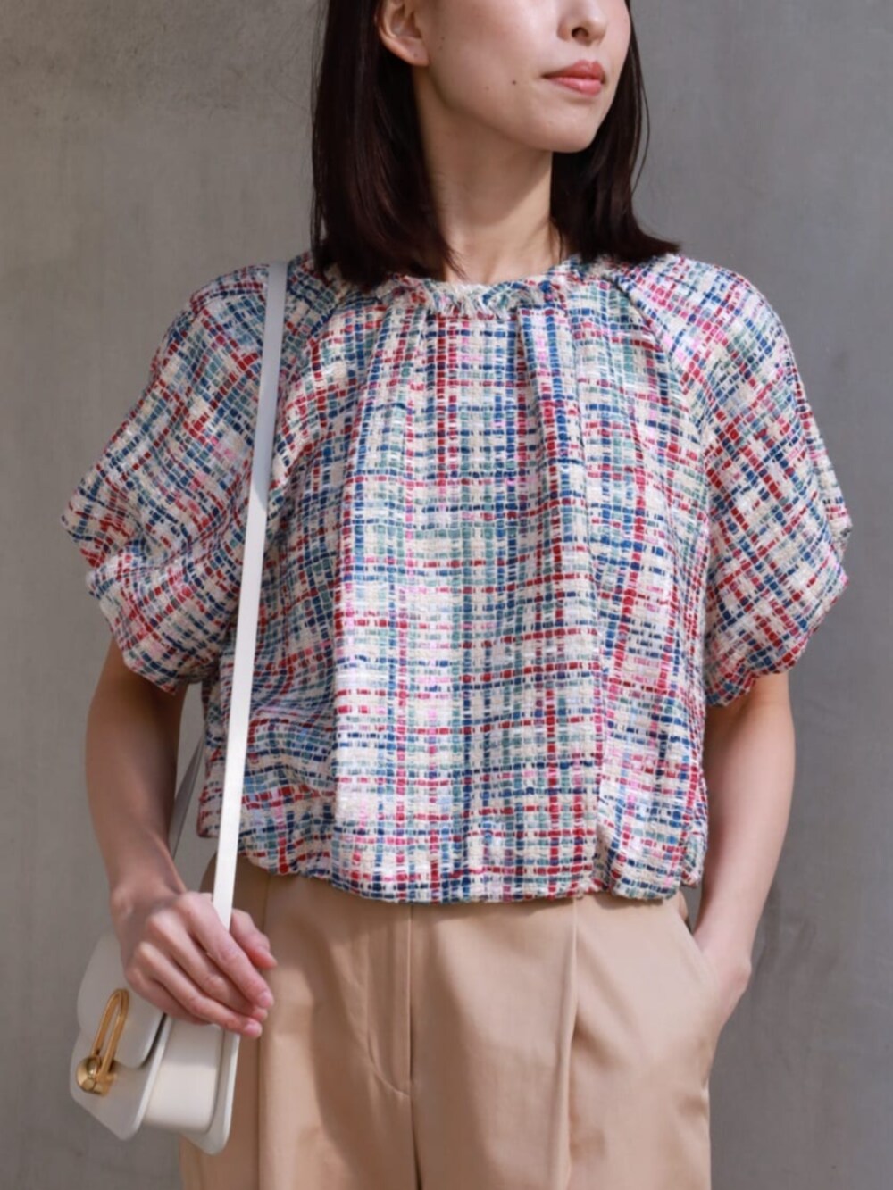 ホワイト系のサンダル、ブルー系のシャツ/ブラウス、イエロー系のその他パンツを着用したレディースの春コーディネートの2枚目の写真