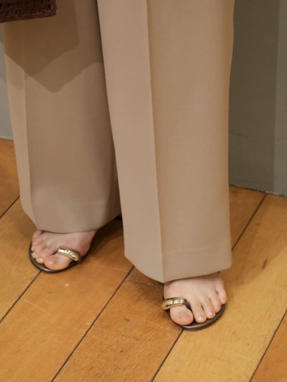 ベージュ系のベスト、ベージュ系のその他パンツ、ブラウン系のニット/セーターを着用したレディースの夏コーディネートの7枚目の写真