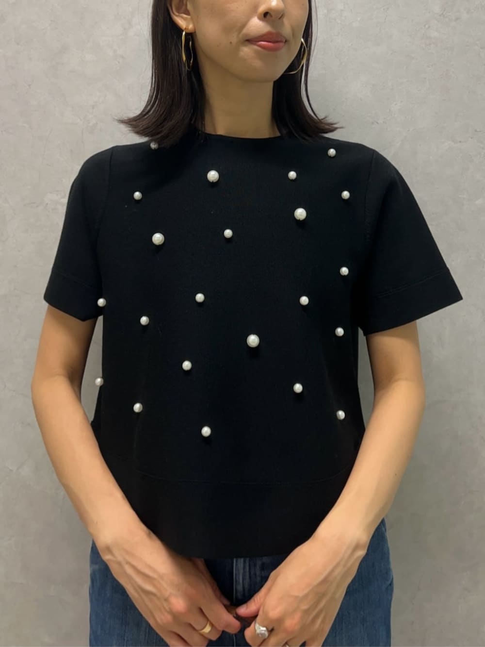 ブルー系のパンプス、ブラック系のブルゾン、ブラック系のニット/セーターを着用したレディースの秋コーディネートの3枚目の写真