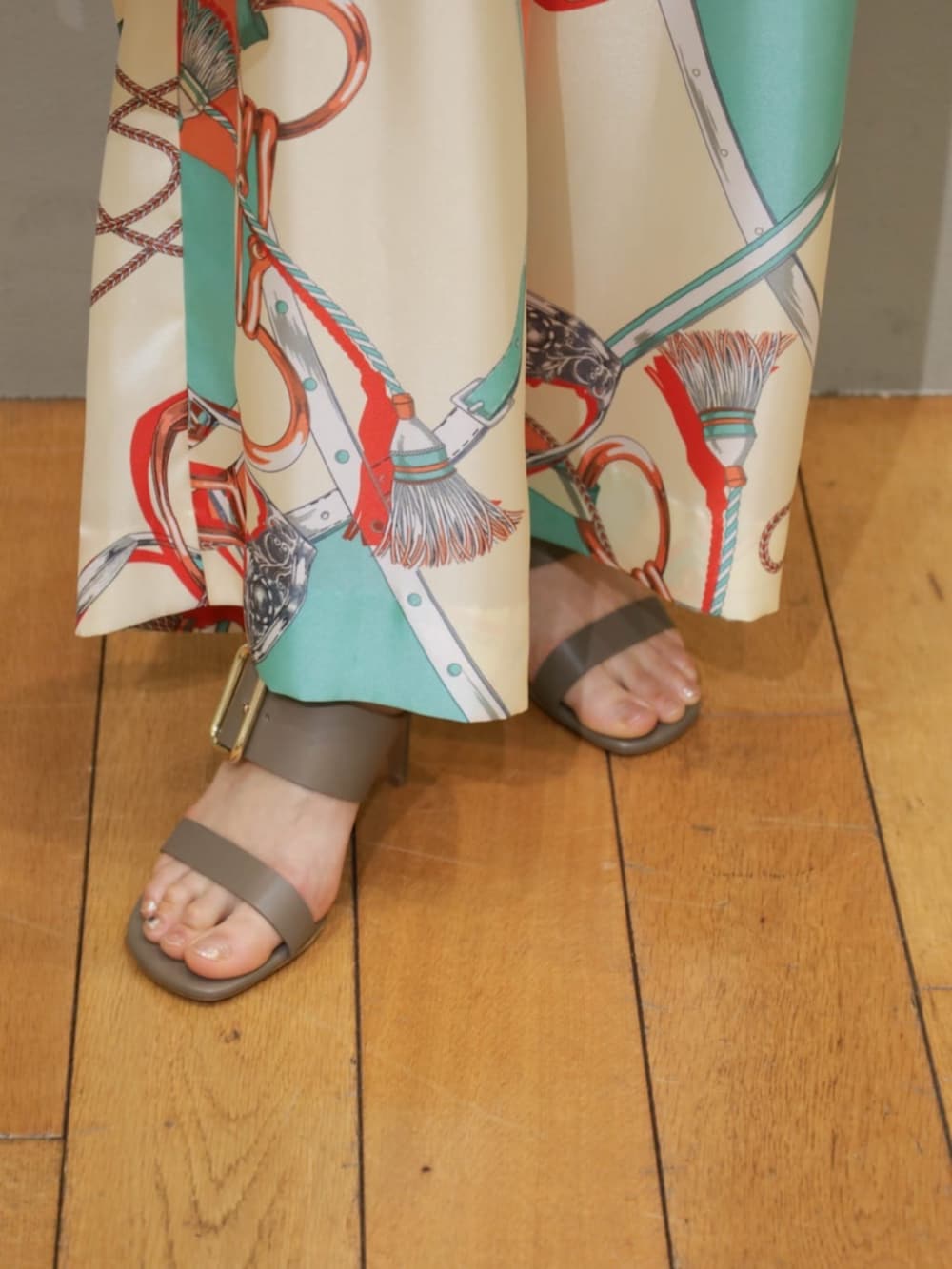 グリーン系のカーディガン/ボレロ、グリーン系のニット/セーター、グレー系のハンドバッグを着用したレディースの春コーディネートの6枚目の写真