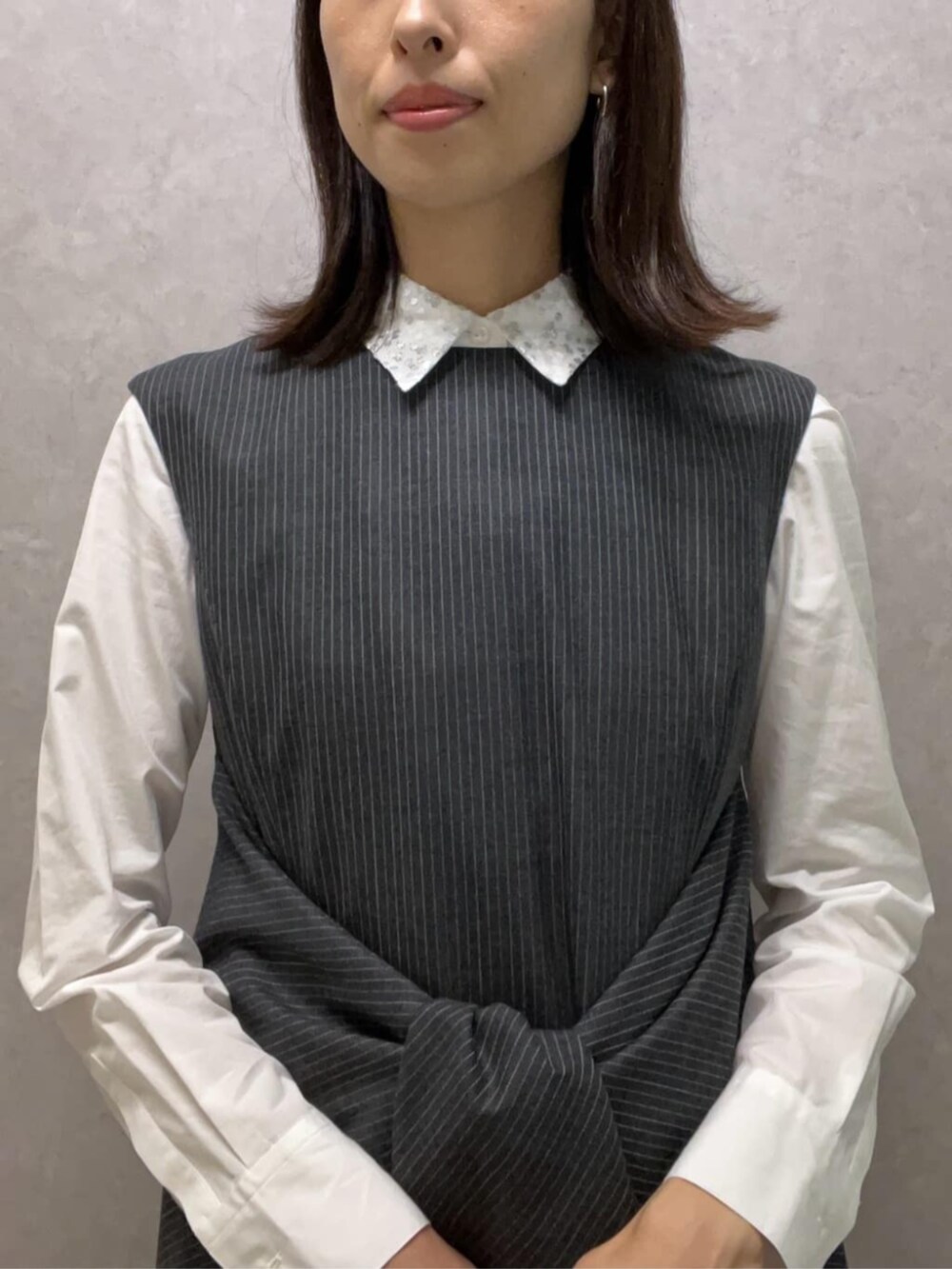 グレー系のワンピース、グレー系のテーラードジャケット、ホワイト系のシャツ/ブラウスを着用したレディースの秋コーディネートの3枚目の写真