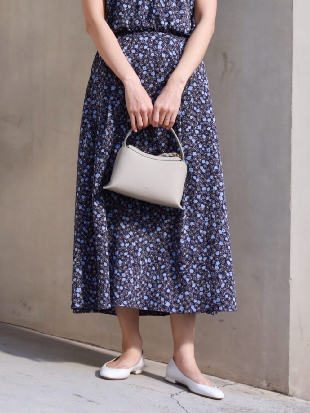 ブルー系のワンピース、シルバー系のピアス（両耳用）を着用したレディースの冬コーディネートの4枚目の写真