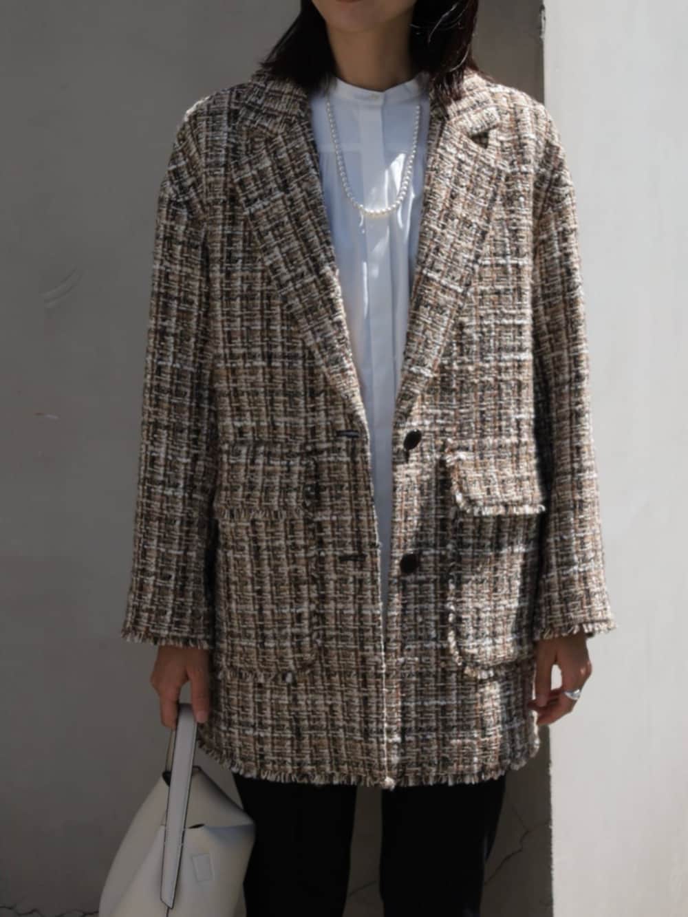 ベージュ系のその他シューズ、ベージュ系のその他アウター、ブラック系のレギンス/スパッツを着用したレディースの秋コーディネートの2枚目の写真