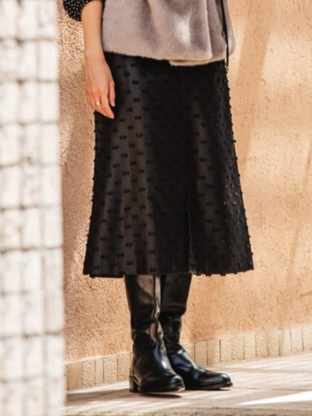 グレー系のベスト、ブラック系のシャツ/ブラウス、ブラック系のスカートを着用したレディースの秋コーディネートの3枚目の写真