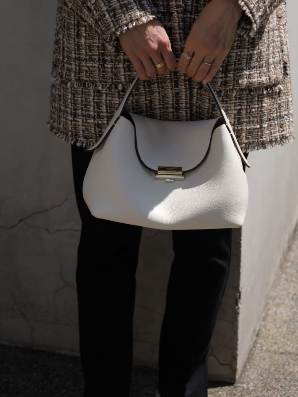 ベージュ系のその他シューズ、ベージュ系のその他アウター、ブラック系のレギンス/スパッツを着用したレディースの秋コーディネートの3枚目の写真