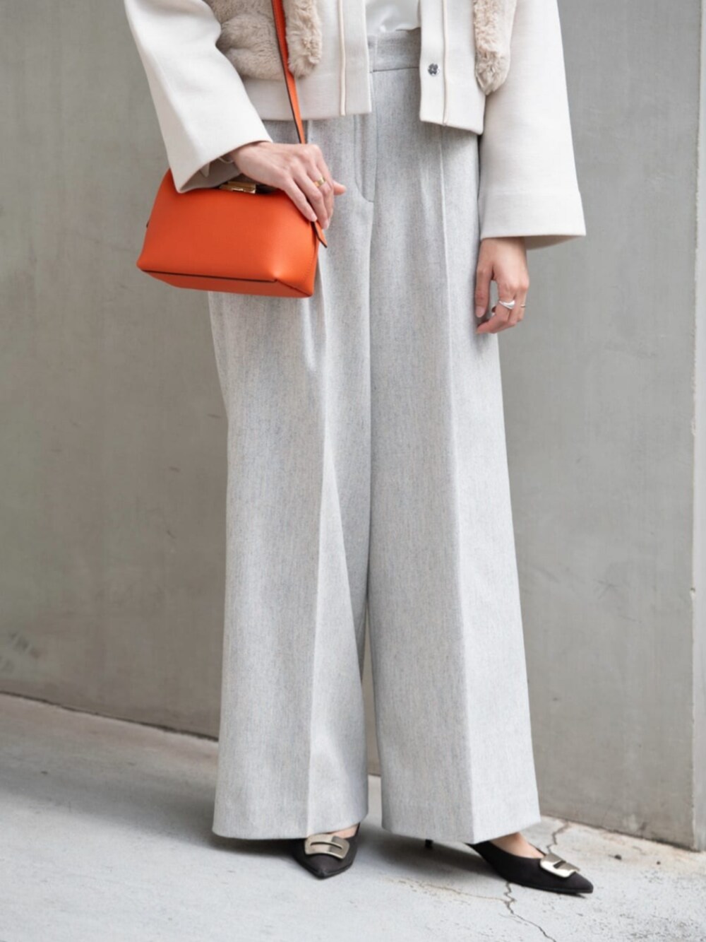 ホワイト系のシャツ/ブラウス、ベージュ系のカーディガン/ボレロ、グレー系のその他パンツを着用したレディースの秋コーディネートの3枚目の写真