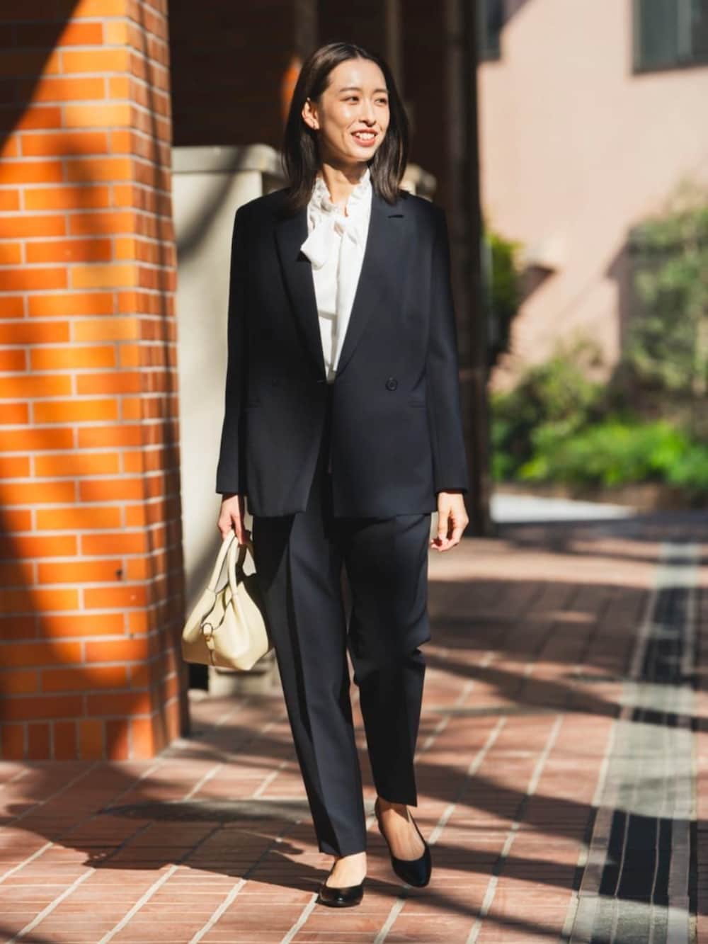 ホワイト系のシャツ/ブラウス、ブルー系のトレンチコート、ブルー系のテーラードジャケットを着用したレディースの冬コーディネートの2枚目の写真