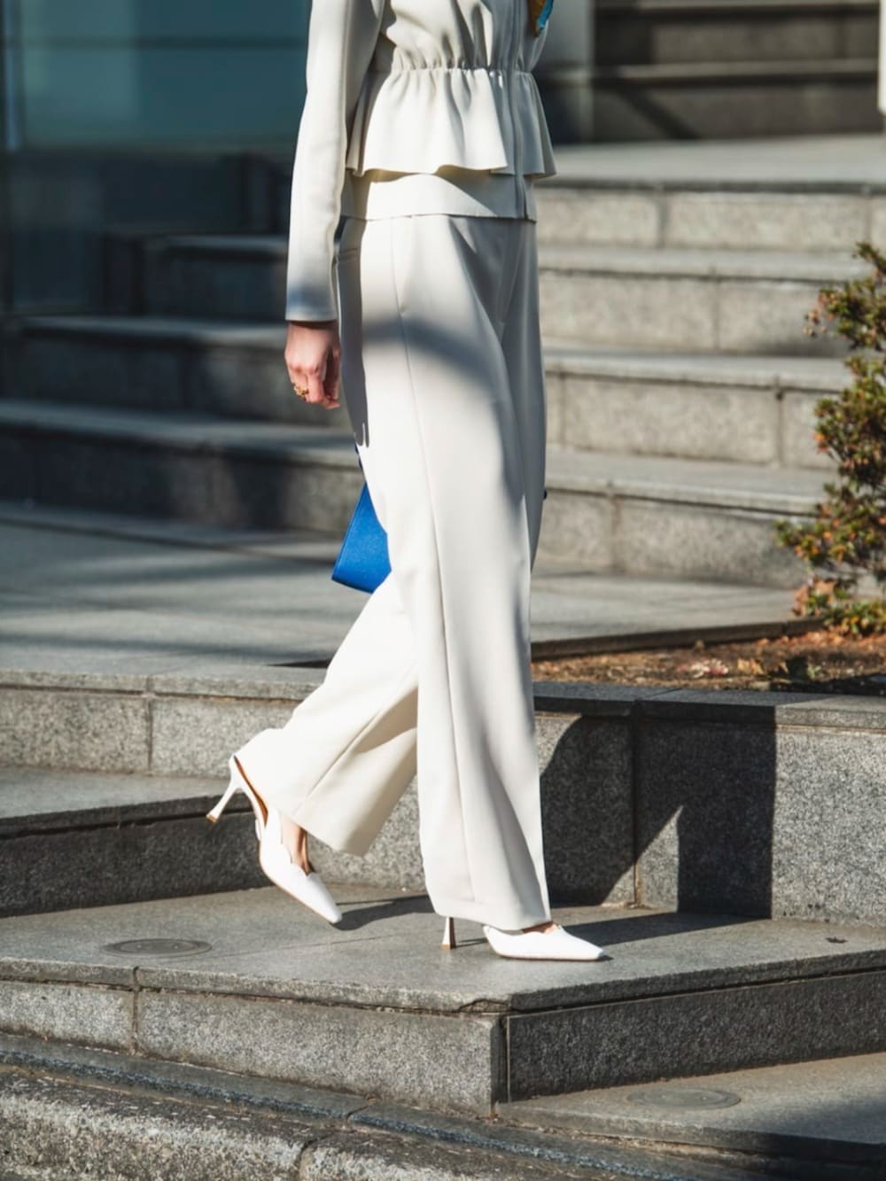 ホワイト系のカーディガン/ボレロ、ベージュ系のスラックス、ブルー系のバンダナ/スカーフを着用したレディースの冬コーディネートの4枚目の写真