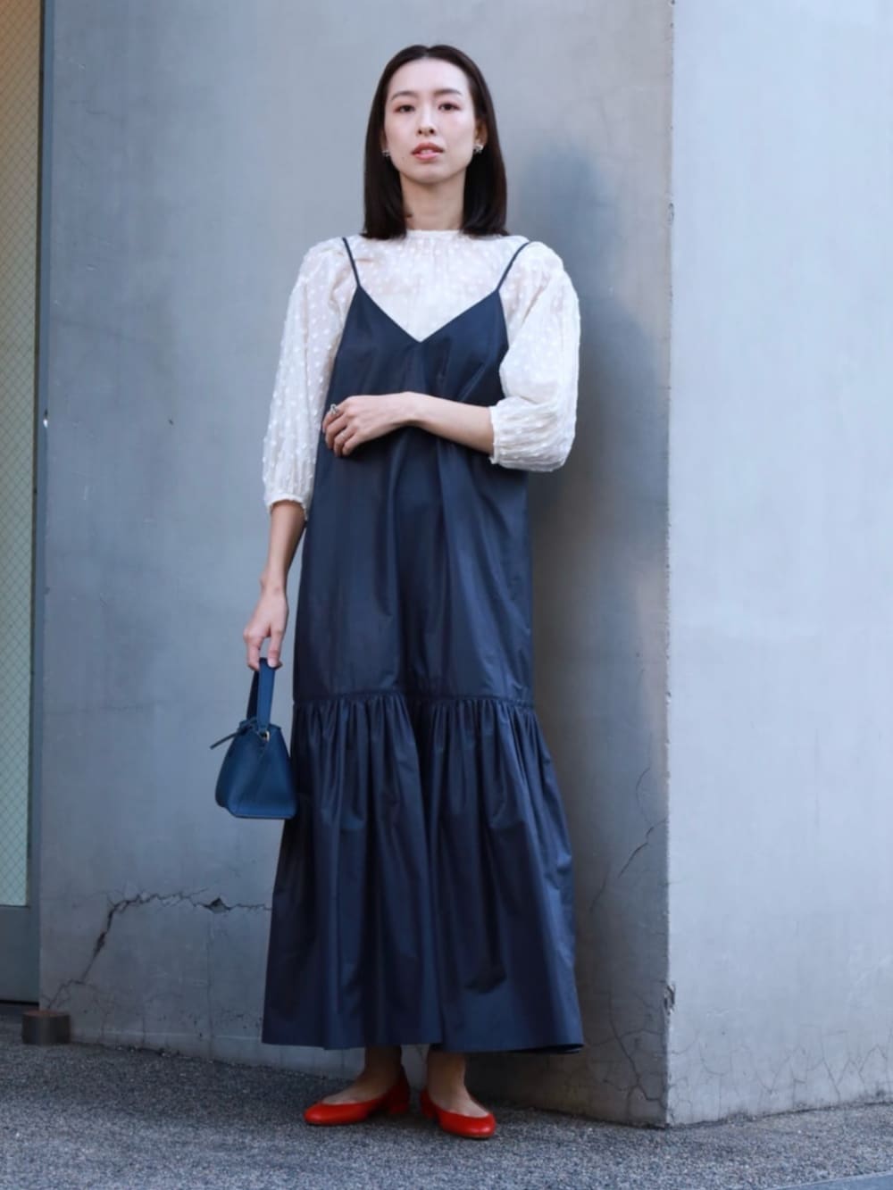 ホワイト系のカーディガン/ボレロ、ホワイト系のシャツ/ブラウス、ブルー系のワンピースを着用したレディースの冬コーディネートの2枚目の写真