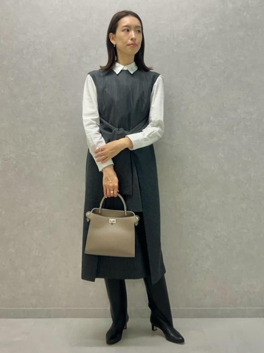 グレー系のワンピース、グレー系のテーラードジャケット、ホワイト系のシャツ/ブラウスを着用したレディースの秋コーディネートの2枚目の写真