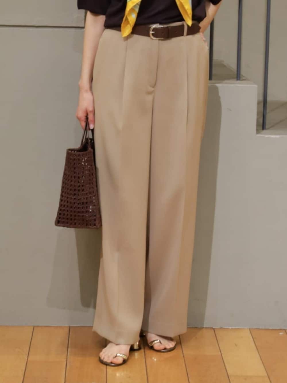 ベージュ系のベスト、ベージュ系のその他パンツ、ブラウン系のニット/セーターを着用したレディースの夏コーディネートの4枚目の写真