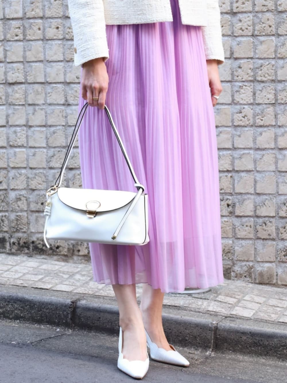 ホワイト系のシャツ/ブラウス、ホワイト系のノーカラージャケット、パープル系のスカートを着用したレディースの春コーディネートの3枚目の写真