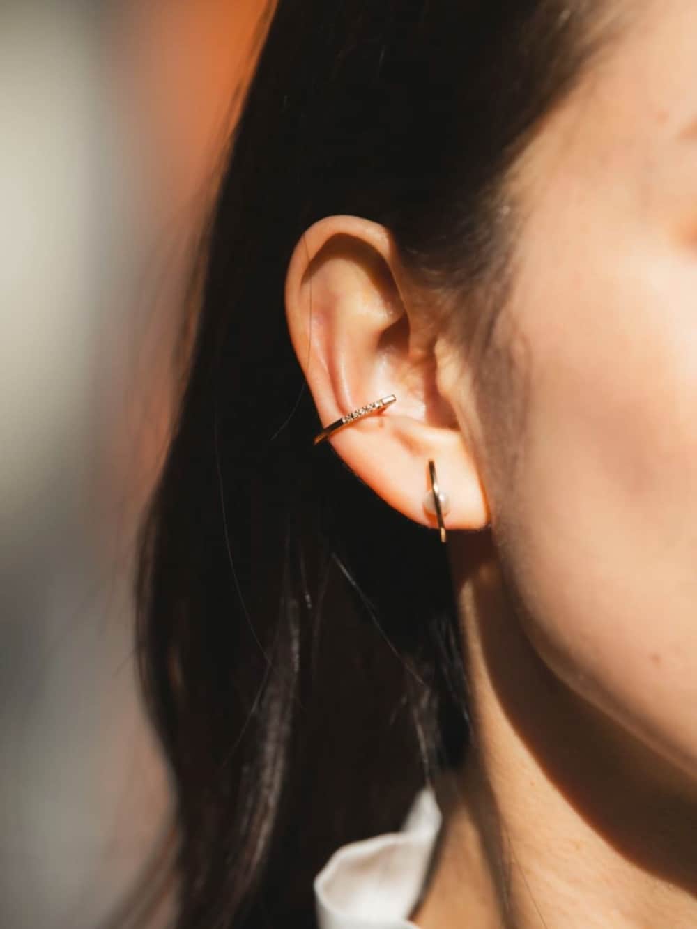 ホワイト系のシャツ/ブラウス、ブルー系のトレンチコート、ブルー系のテーラードジャケットを着用したレディースの冬コーディネートの5枚目の写真