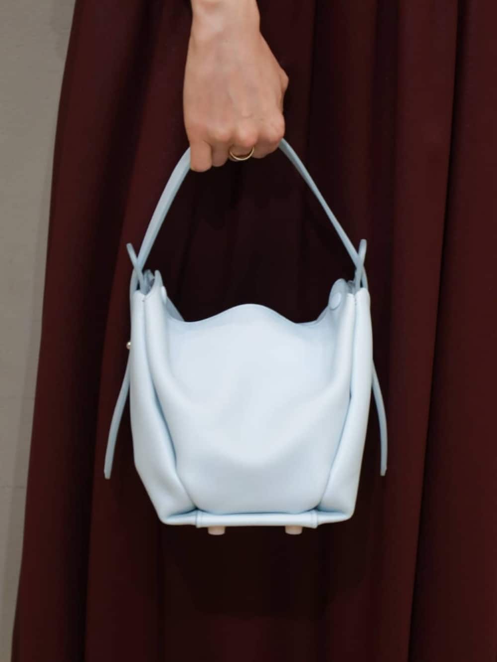 ブルー系のカーディガン/ボレロ、ブルー系のニット/セーター、レッド系のスカートを着用したレディースの夏コーディネートの5枚目の写真