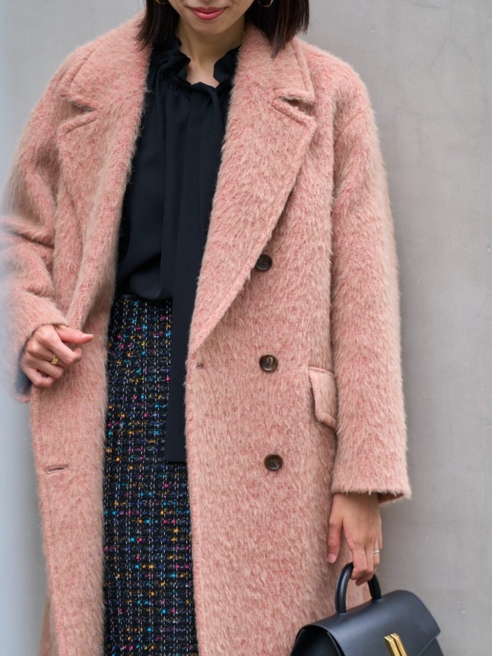 ブラック系のスカート、ピンク系のその他アウター、ブラック系のシャツ/ブラウスを着用したレディースの秋コーディネートの2枚目の写真