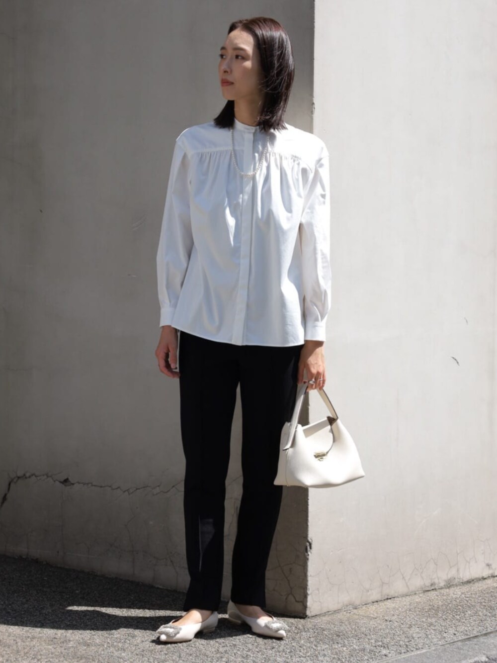 ベージュ系のその他シューズ、ベージュ系のその他アウター、ブラック系のレギンス/スパッツを着用したレディースの秋コーディネートの4枚目の写真