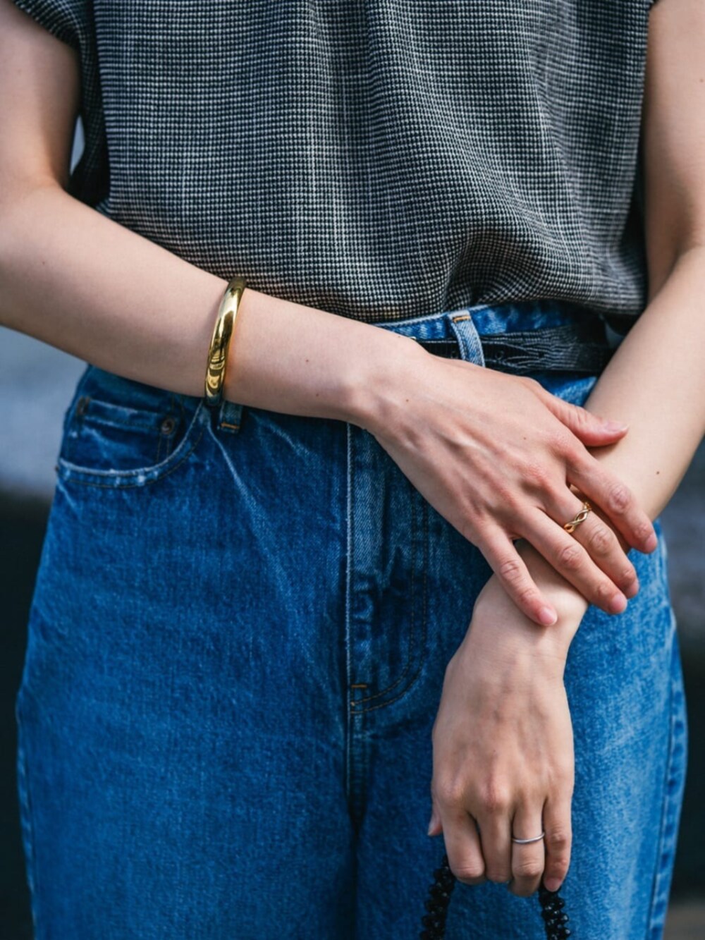 グレー系のシャツ/ブラウス、ブルー系のデニムパンツ、ブラック系のサンダルを着用したレディースの春コーディネートの5枚目の写真
