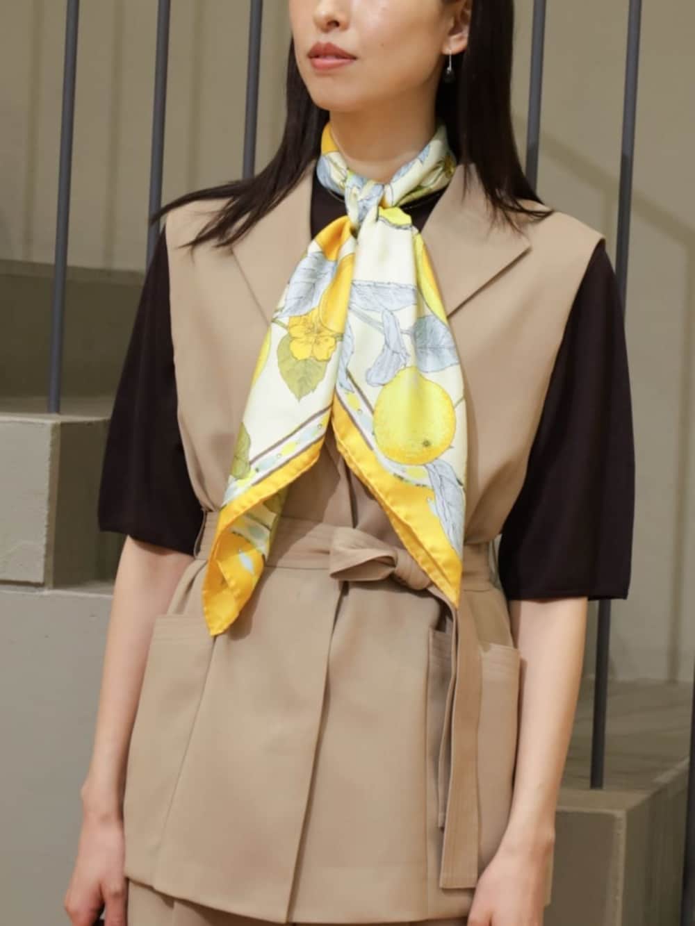ベージュ系のベスト、ベージュ系のその他パンツ、ブラウン系のニット/セーターを着用したレディースの夏コーディネートの2枚目の写真
