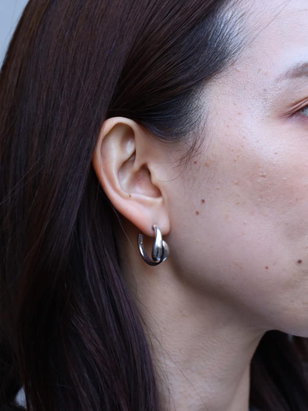 ホワイト系のカーディガン/ボレロ、ブルー系のニット/セーター、ブルー系のその他パンツを着用したレディースの春コーディネートの5枚目の写真