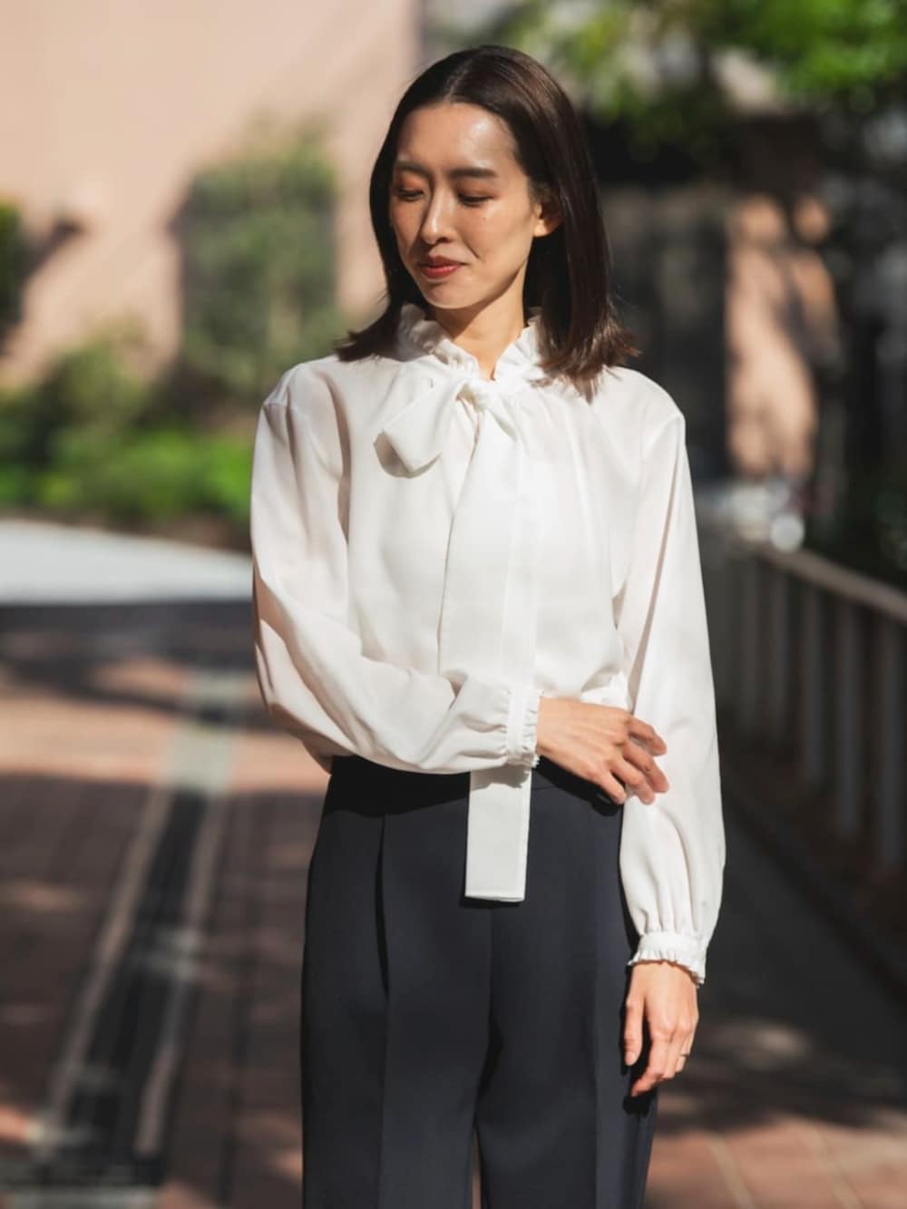 ホワイト系のシャツ/ブラウス、ブルー系のトレンチコート、ブルー系のテーラードジャケットを着用したレディースの冬コーディネートの4枚目の写真