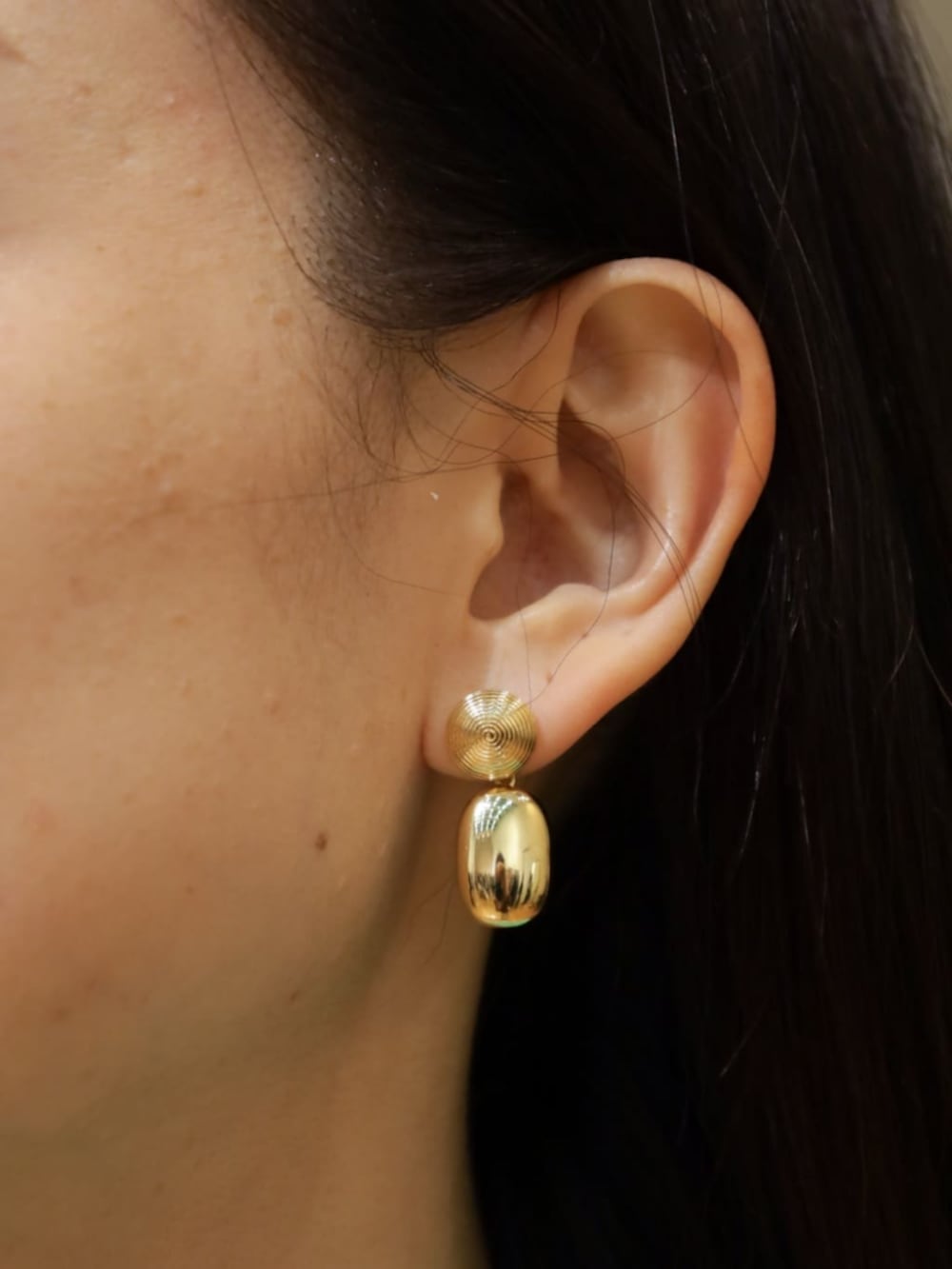 グリーン系のカーディガン/ボレロ、グリーン系のニット/セーター、グレー系のハンドバッグを着用したレディースの春コーディネートの7枚目の写真