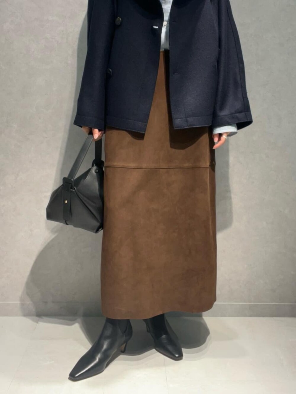 ブラック系のブーツ、ブルー系のその他アウター、ブルー系のシャツ/ブラウスを着用したレディースの秋コーディネートの5枚目の写真