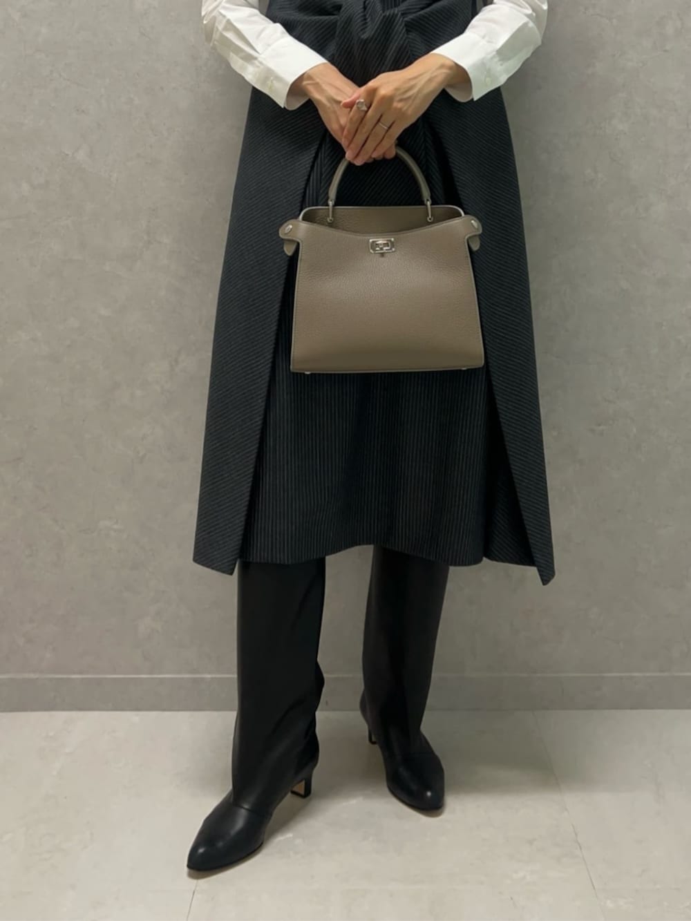 グレー系のワンピース、グレー系のテーラードジャケット、ホワイト系のシャツ/ブラウスを着用したレディースの秋コーディネートの4枚目の写真