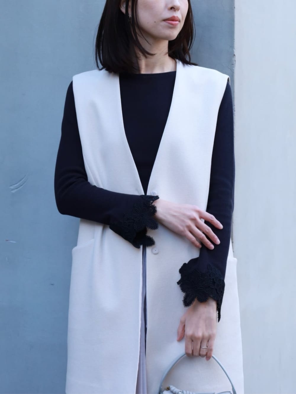 ベージュ系のベスト、ベージュ系のスカートを着用したレディースの冬コーディネートの2枚目の写真