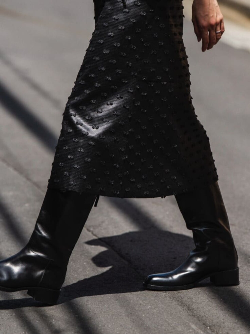 グレー系のベスト、ブラック系のシャツ/ブラウス、ブラック系のスカートを着用したレディースの秋コーディネートの5枚目の写真