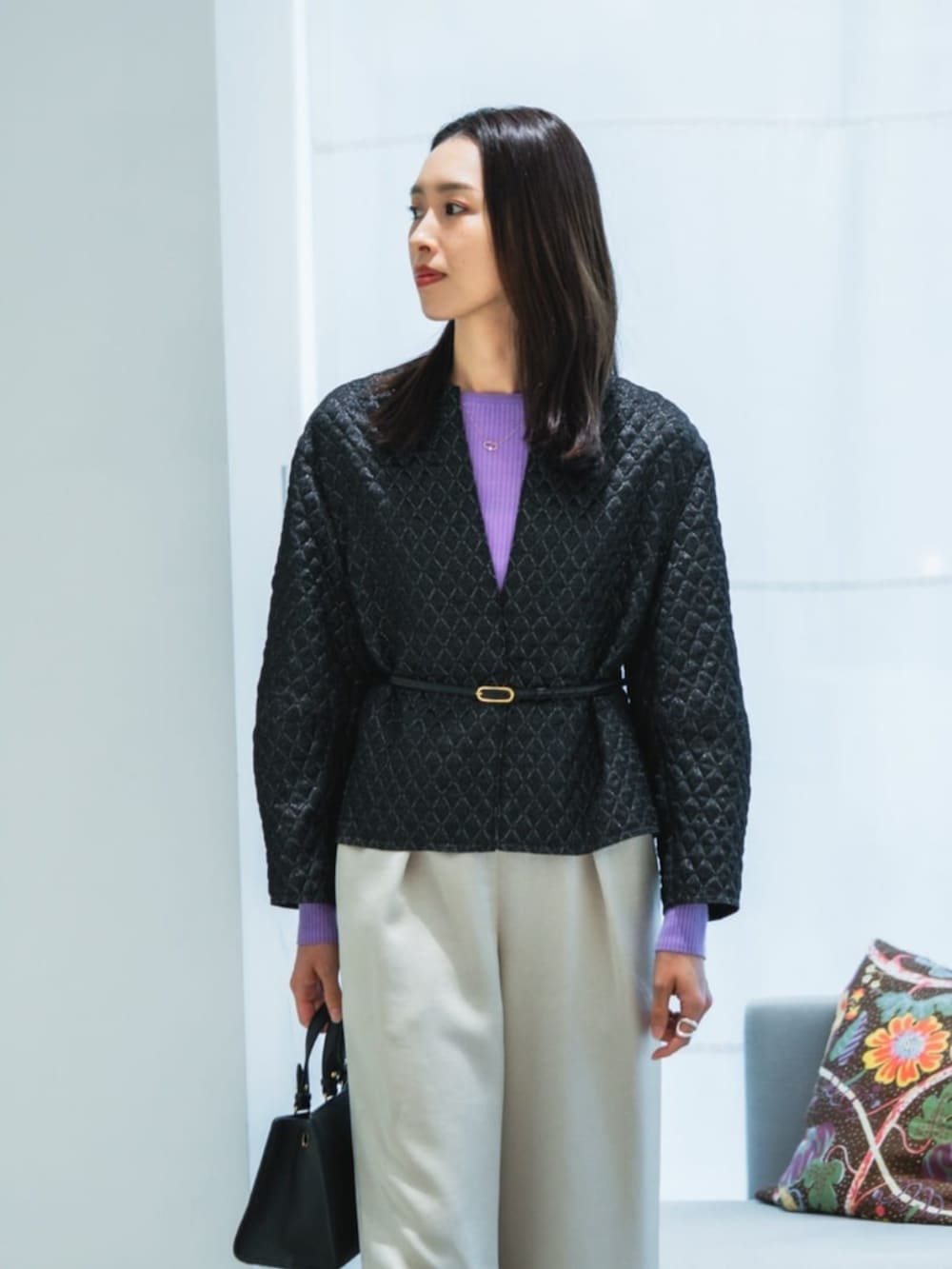 ブラック系のノーカラージャケット、パープル系のニット/セーター、ベージュ系のその他パンツを着用したレディースの秋コーディネートの2枚目の写真