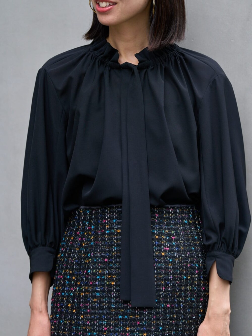 ブラック系のスカート、ピンク系のその他アウター、ブラック系のシャツ/ブラウスを着用したレディースの秋コーディネートの4枚目の写真