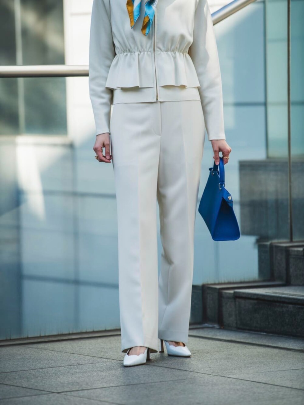 ホワイト系のカーディガン/ボレロ、ベージュ系のスラックス、ブルー系のバンダナ/スカーフを着用したレディースの冬コーディネートの3枚目の写真