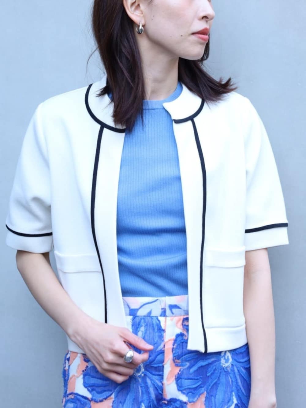 ホワイト系のカーディガン/ボレロ、ブルー系のニット/セーター、ブルー系のその他パンツを着用したレディースの春コーディネートの2枚目の写真