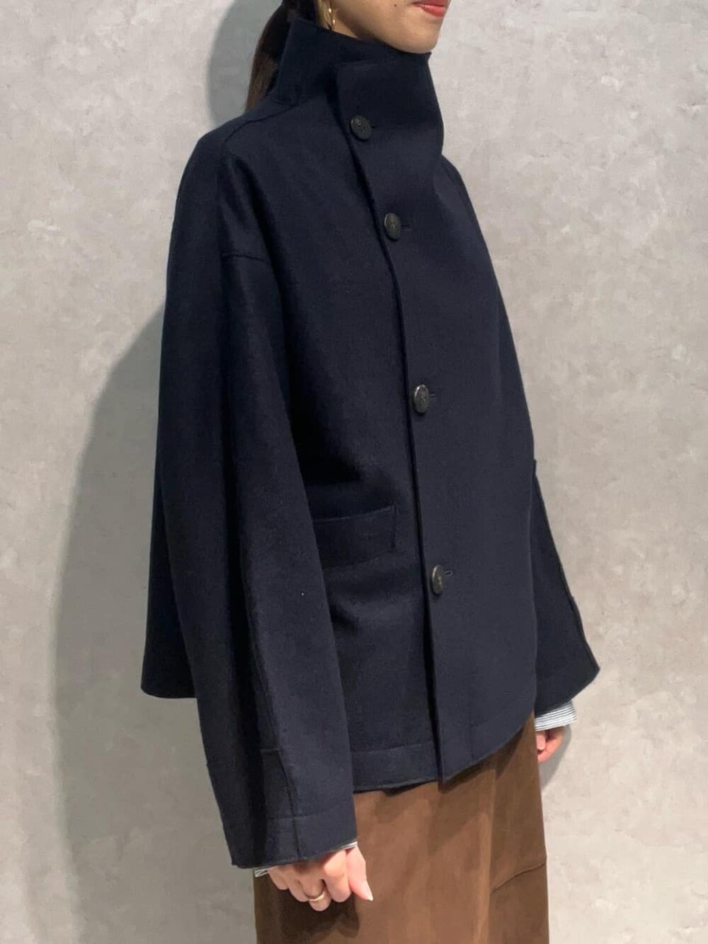 ブラック系のブーツ、ブルー系のその他アウター、ブルー系のシャツ/ブラウスを着用したレディースの秋コーディネートの3枚目の写真