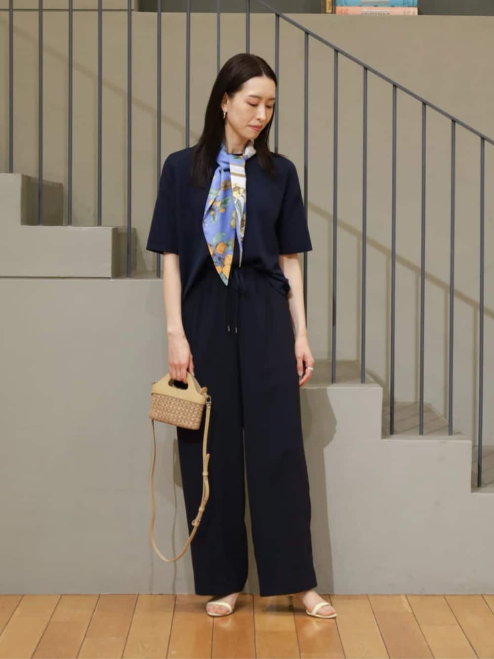 ブルー系のニット/セーター、ブルー系のノーカラージャケット、ブルー系のその他パンツを着用したレディースの春コーディネートの2枚目の写真